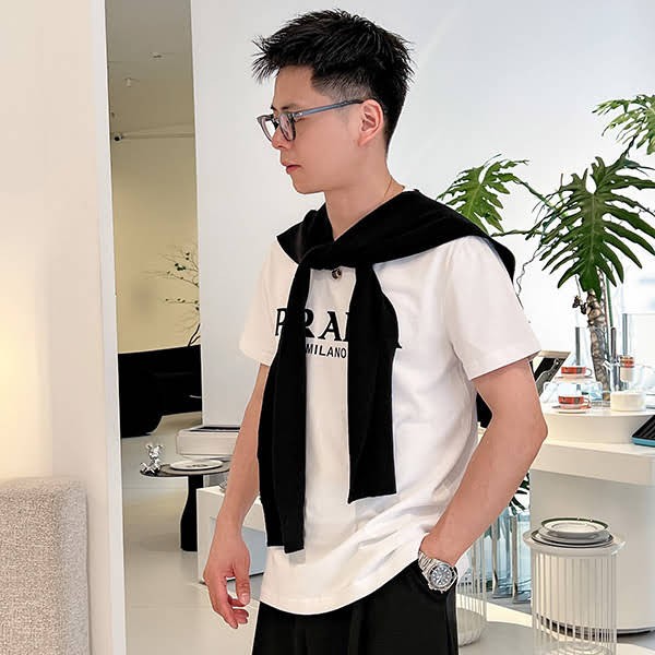 プラダ ロゴ半袖Tシャツ スーパーコピー pug52384